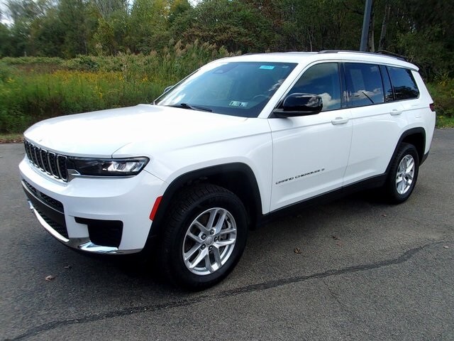 2022 Jeep Grand Cherokee Laredo photo 3