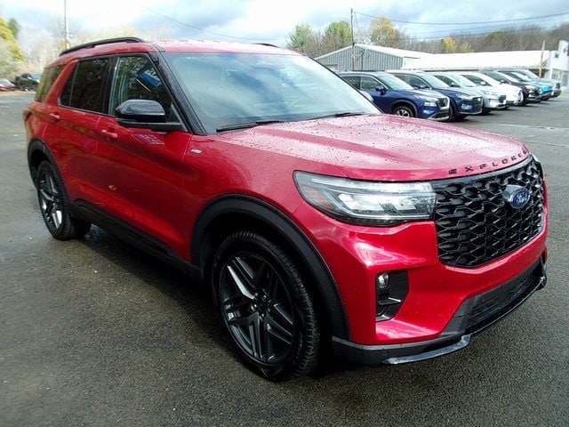 2025 Ford Explorer ST-LINE's photo
