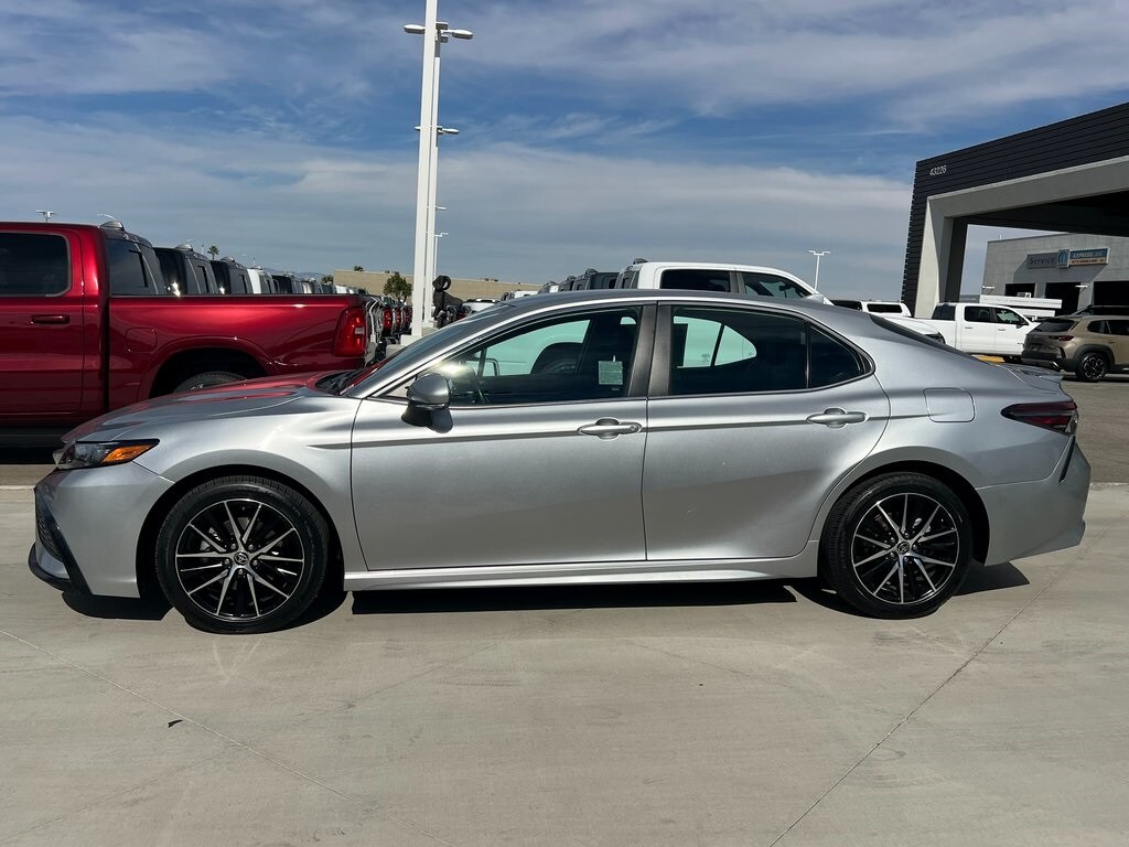2022 Toyota Camry SE photo 3