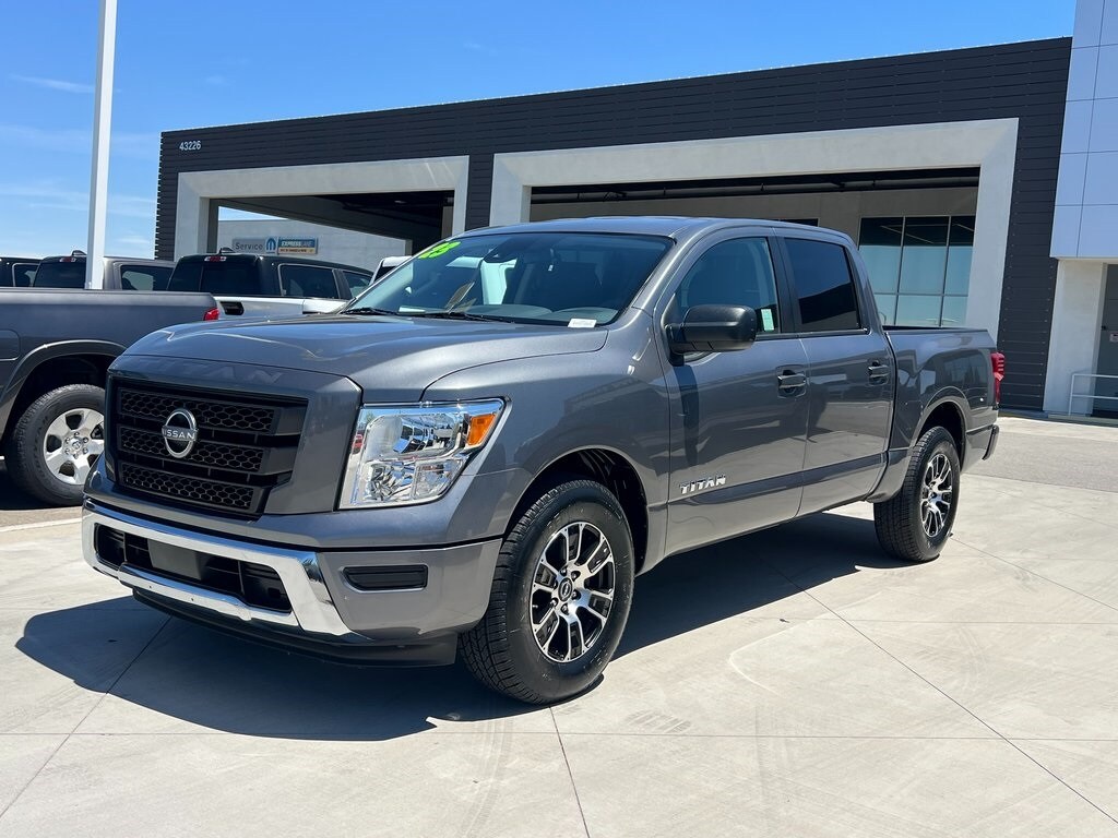 2023 Nissan Titan SV photo 2
