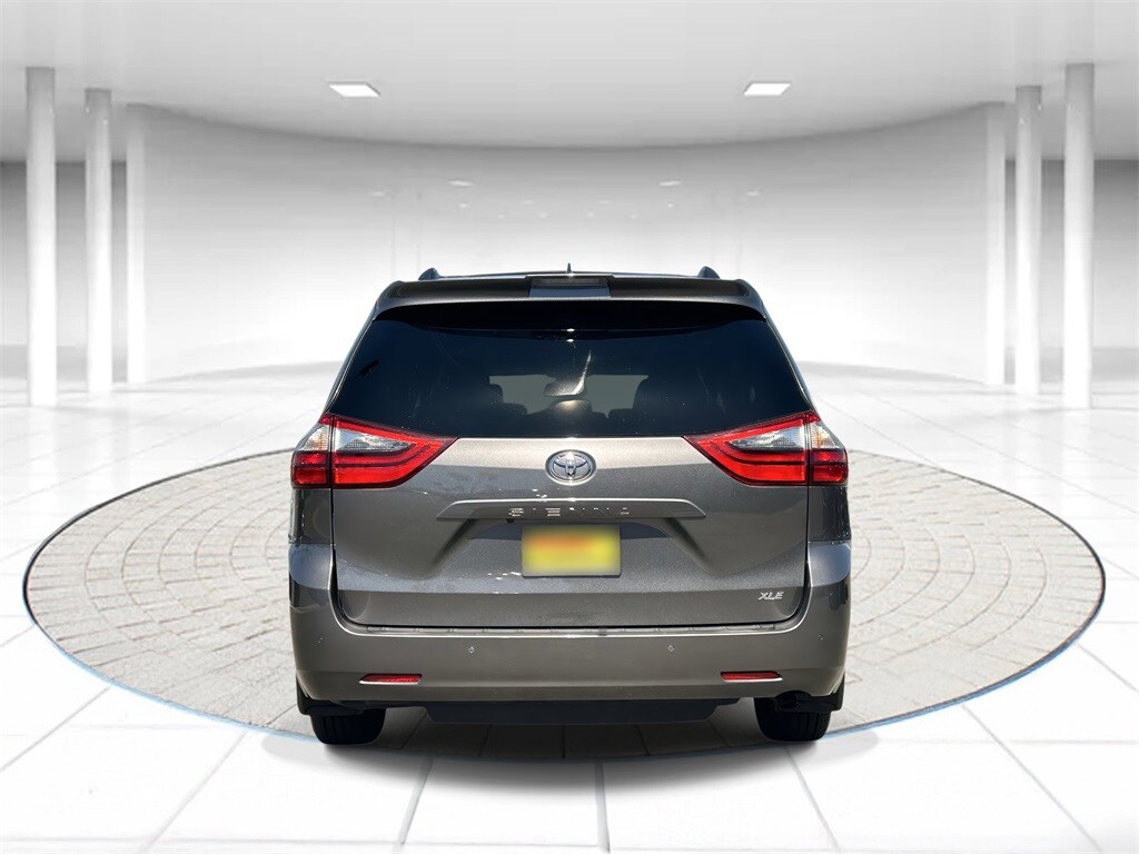 2020 Toyota Sienna XLE photo 3
