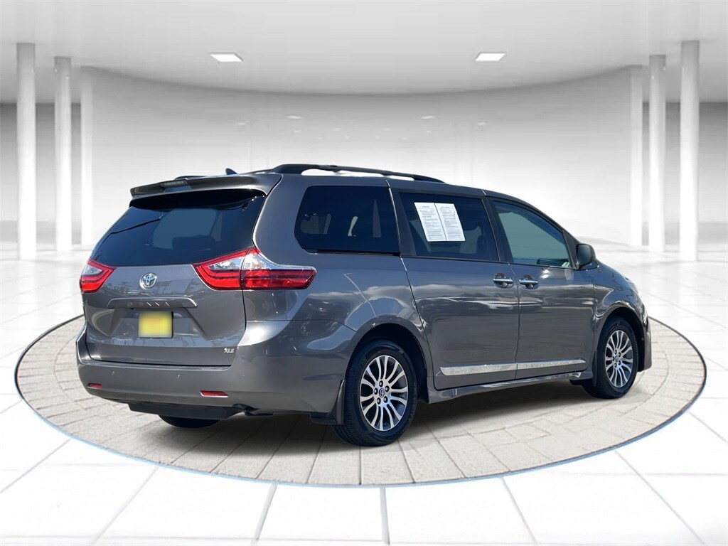 2020 Toyota Sienna XLE photo 4