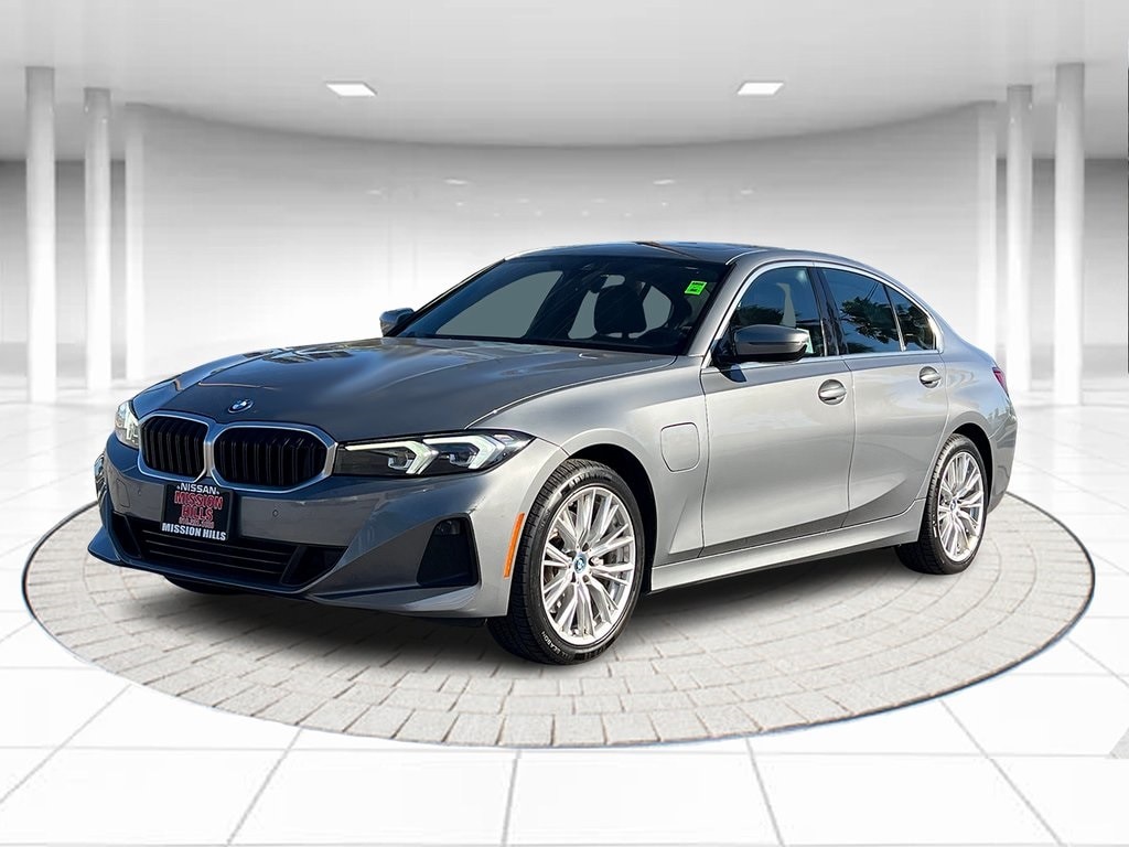 2024 BMW 3 Series 330e's photo