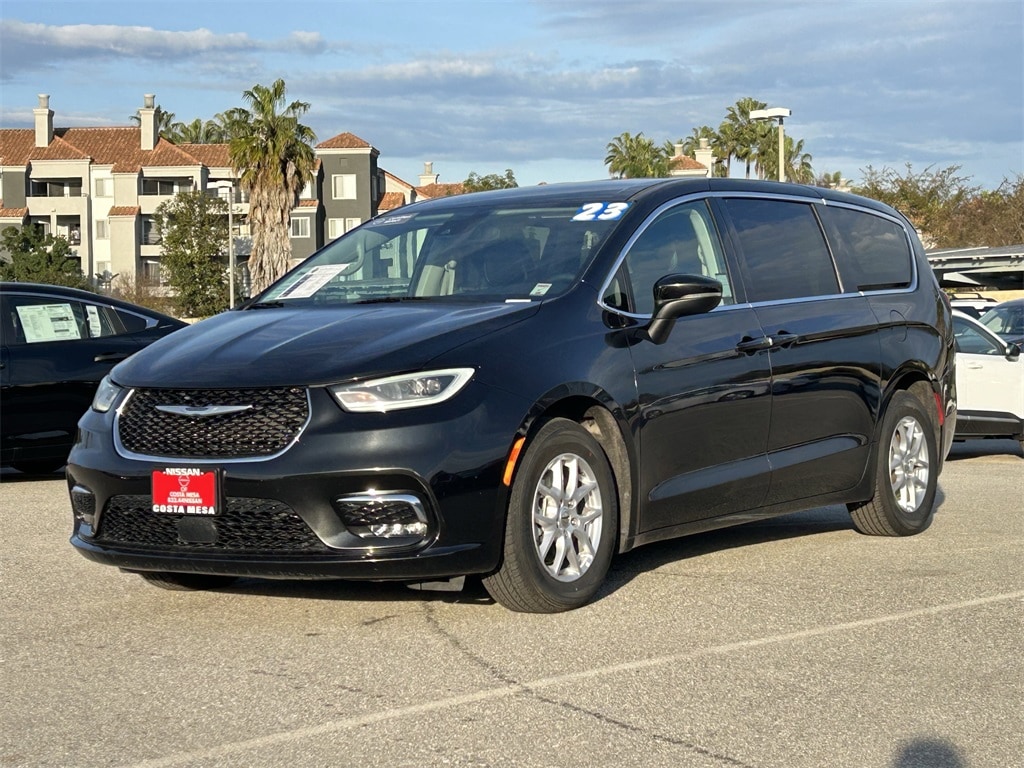 2023 Chrysler Pacifica Touring L's photo