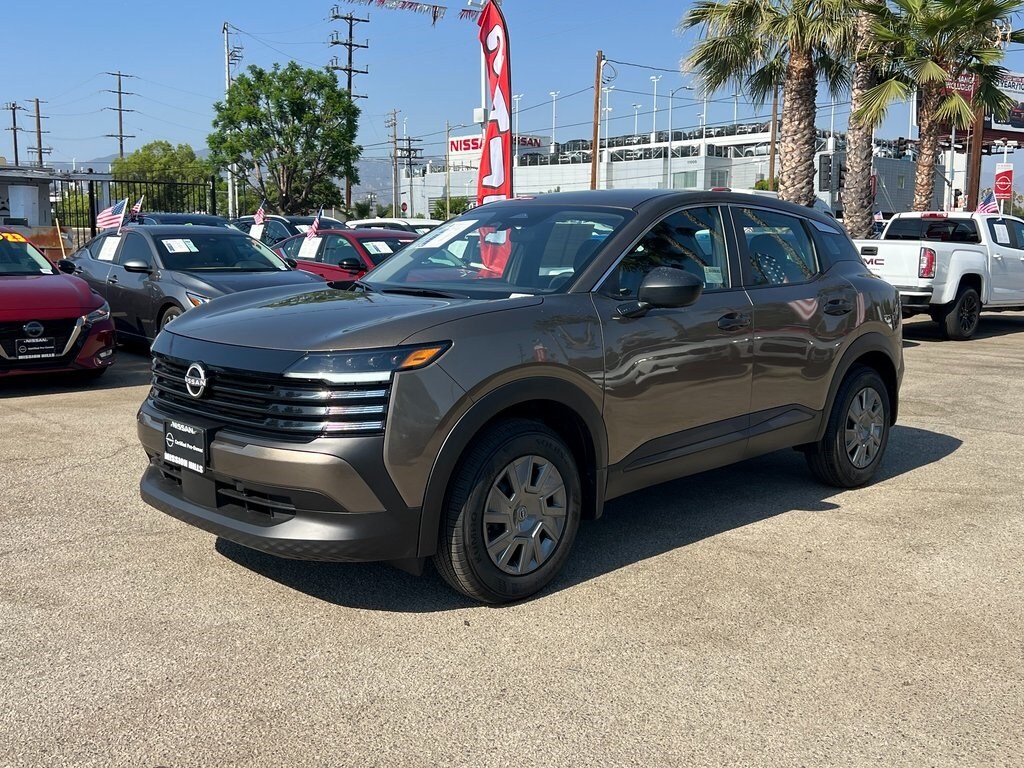 2025 Nissan Kicks S photo 2