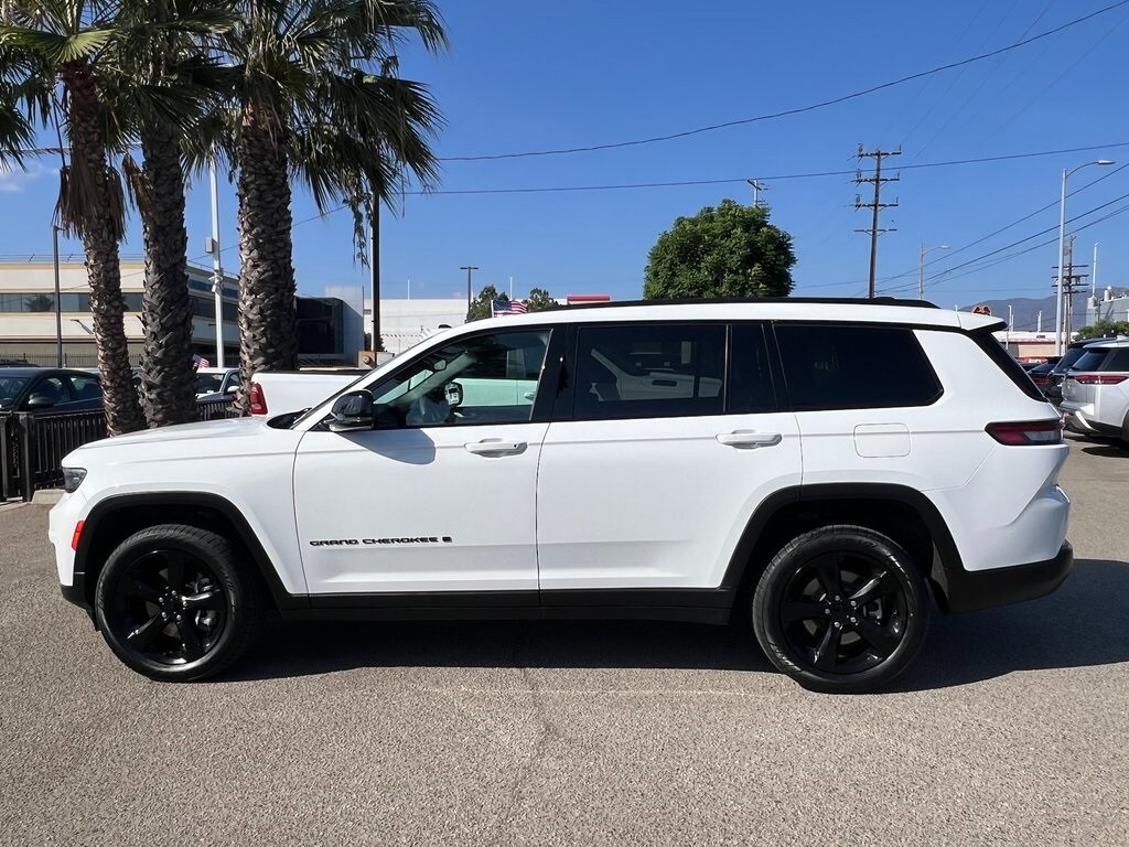 2023 Jeep Grand Cherokee Laredo Altitude photo 3