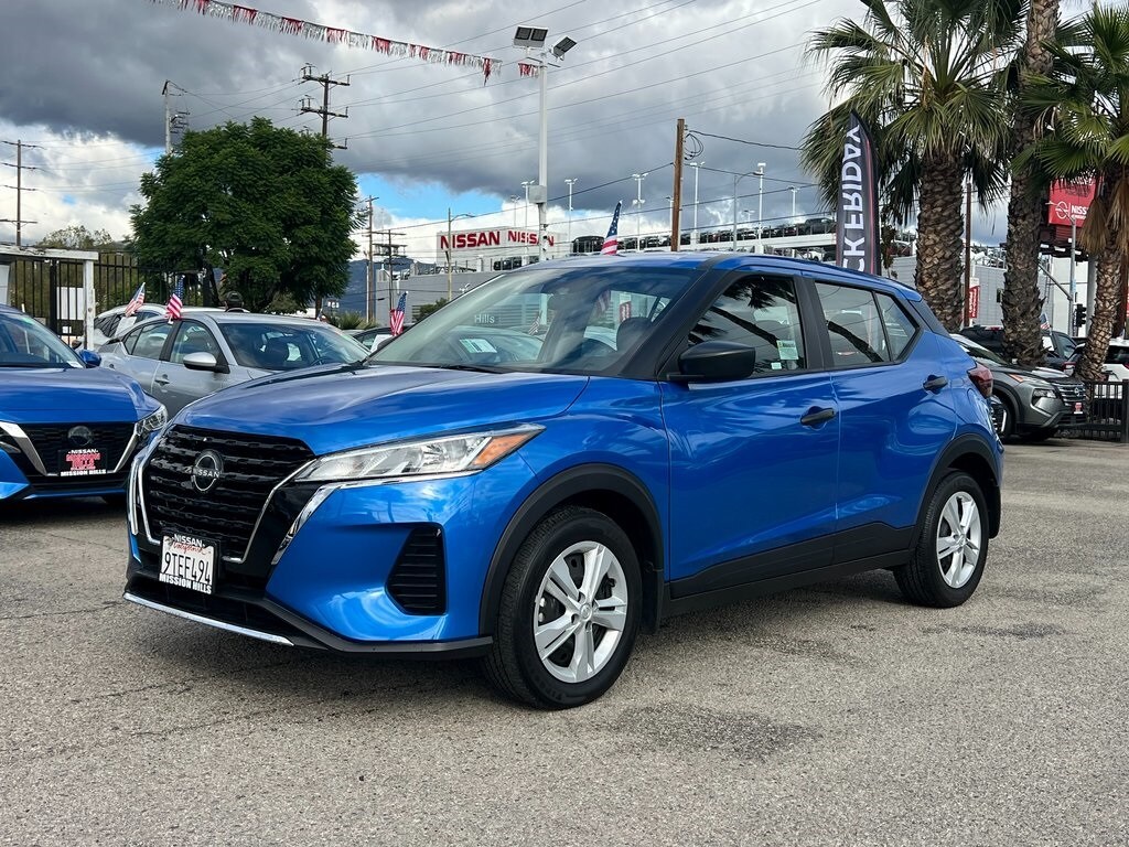 2025 Nissan Kicks Play S photo 2