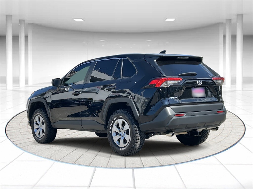 2022 Toyota RAV4 LE photo 2