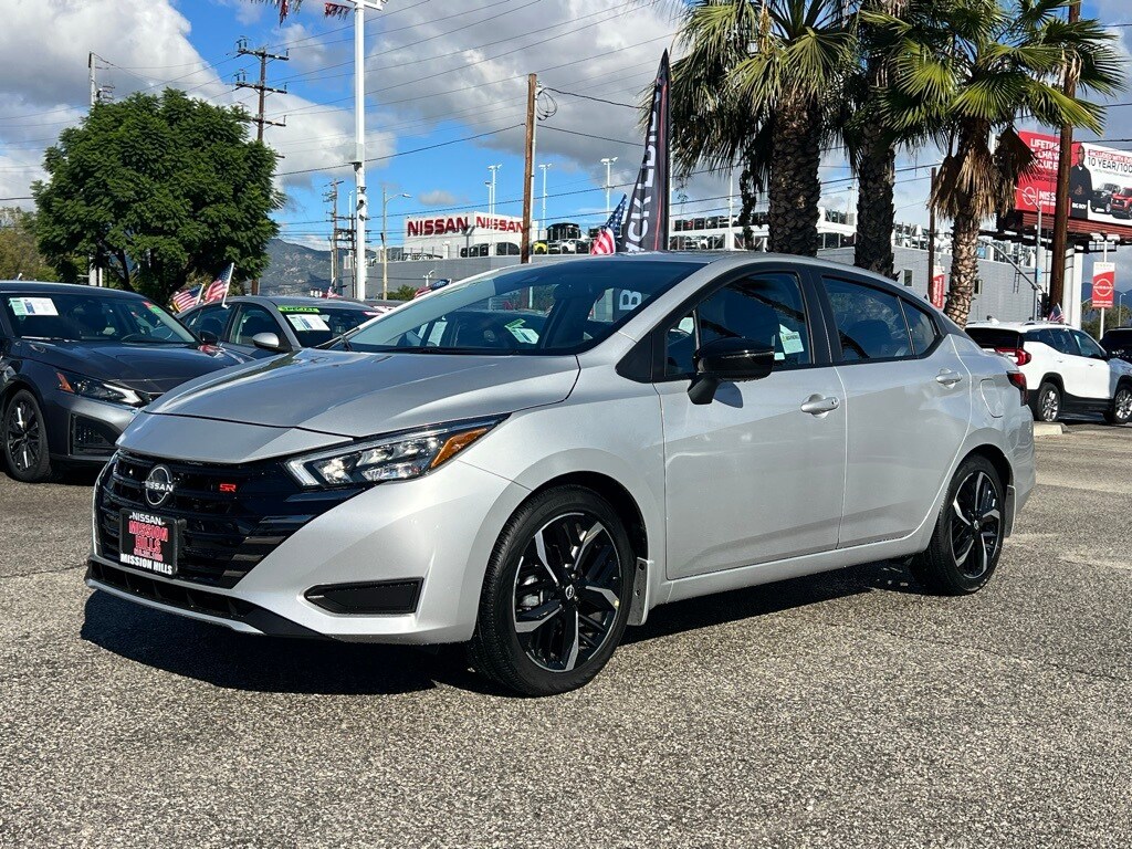 2025 Nissan Versa 1.6 SR photo 2
