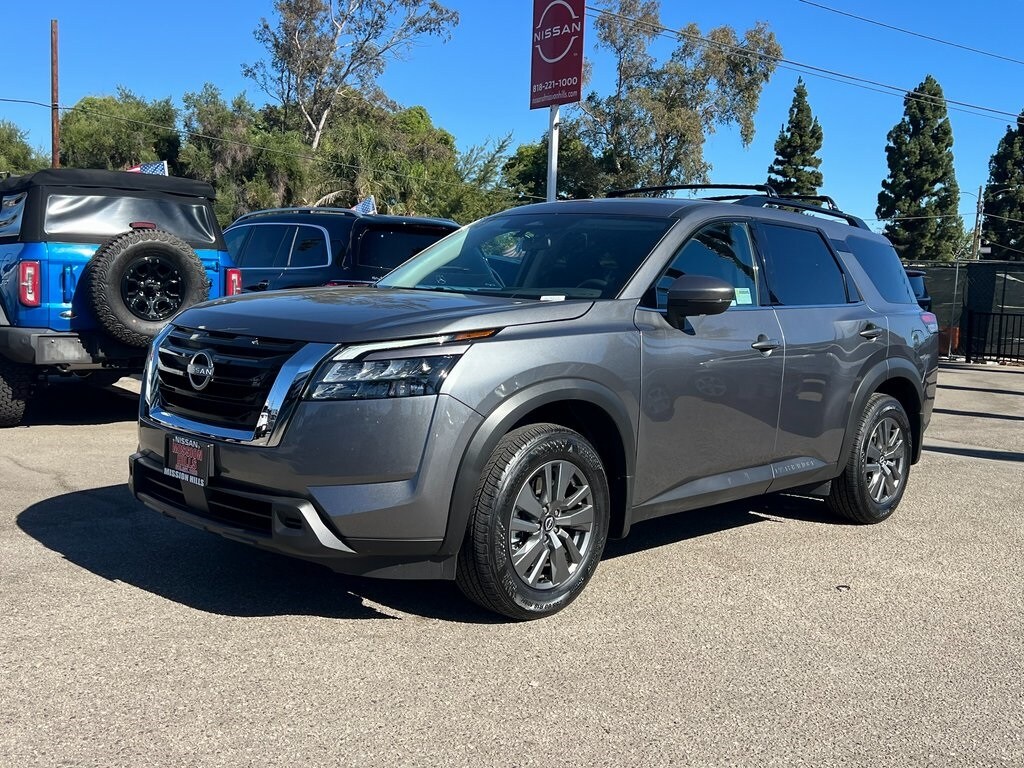 2025 Nissan Pathfinder SV photo 2