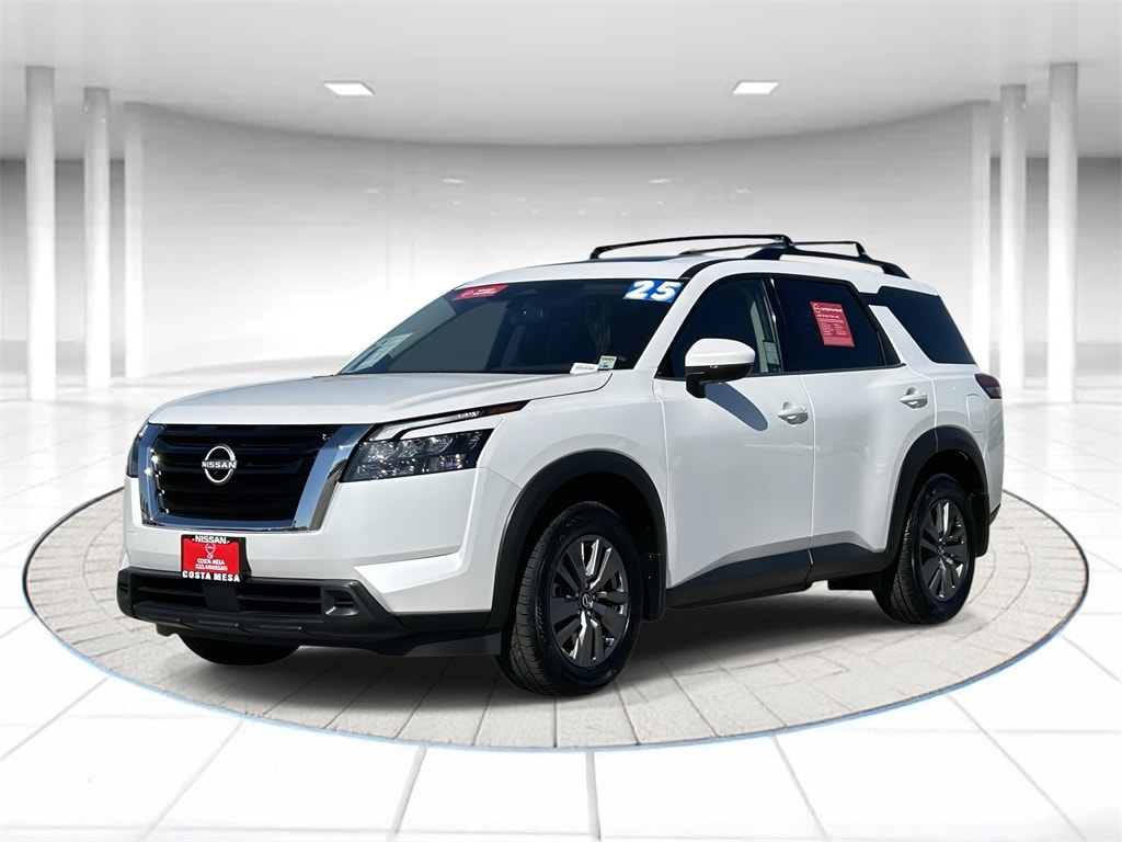 2025 Nissan Pathfinder SV's photo