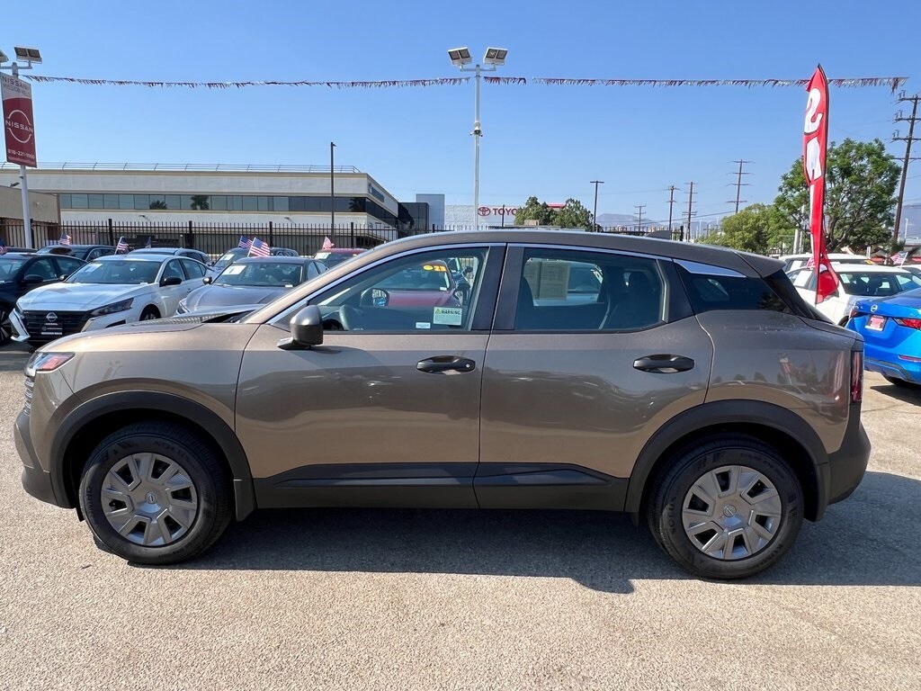 2025 Nissan Kicks S photo 3