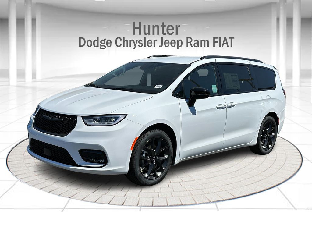 2026 Chrysler Pacifica Select's photo