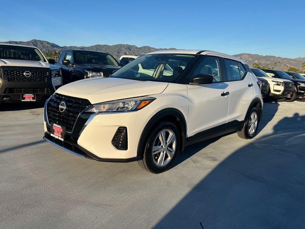 2025 Nissan Kicks Play S photo 2