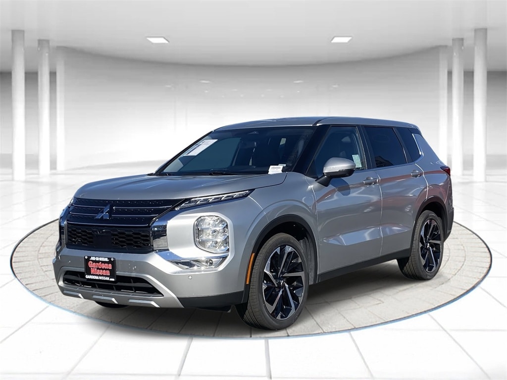 2024 Mitsubishi Outlander SE's photo