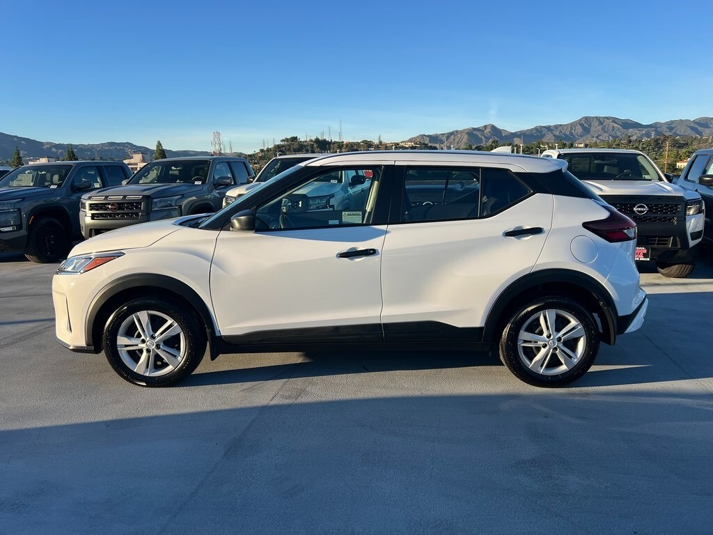 2025 Nissan Kicks Play S photo 3