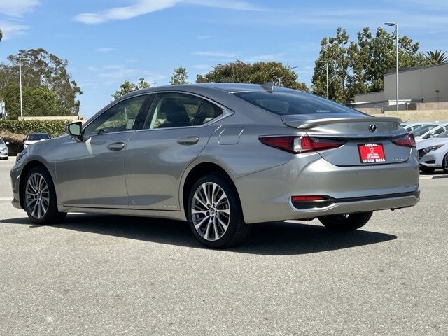 2019 Lexus ES 300h photo 2
