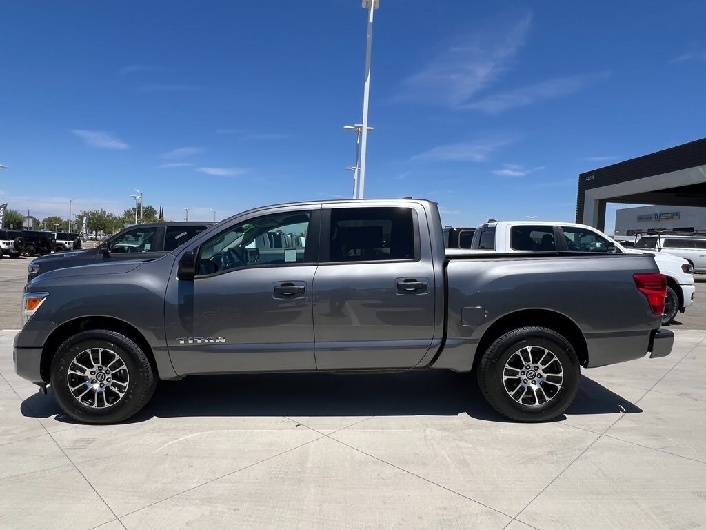 2023 Nissan Titan SV photo 3