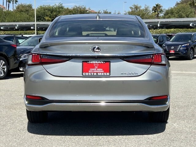 2019 Lexus ES 300h photo 3