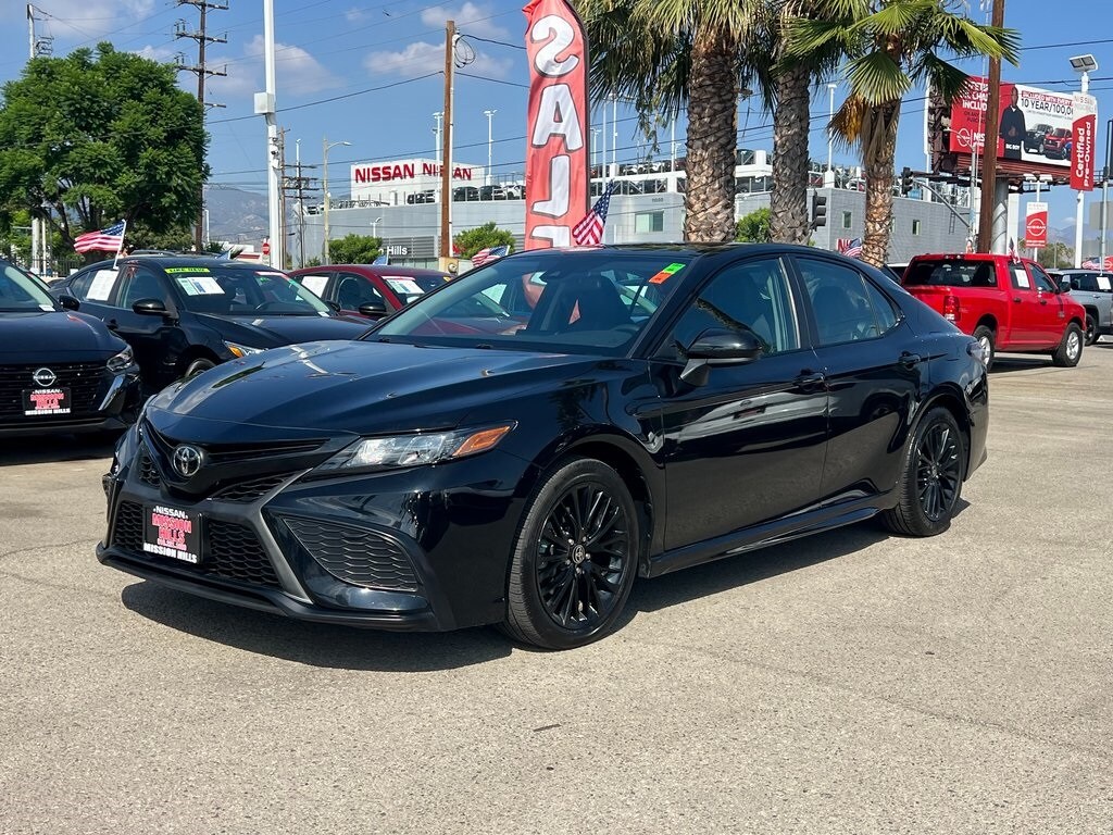 2021 Toyota Camry SE photo 2