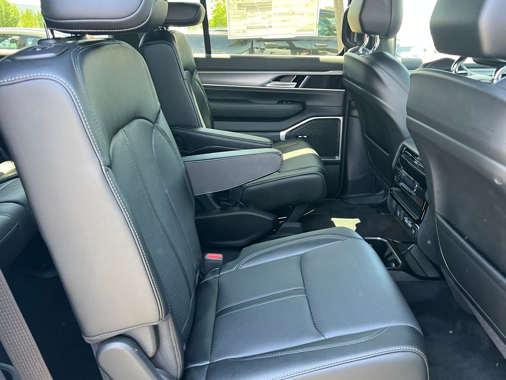 2025 Jeep Wagoneer L Series II - Photo 17