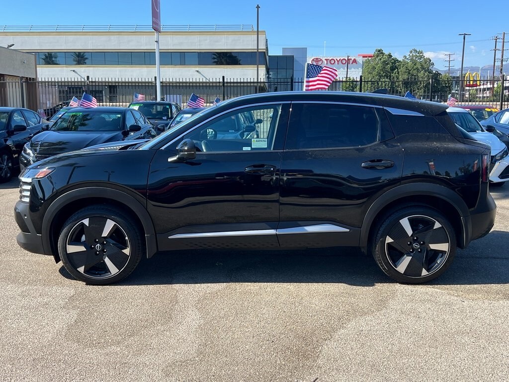 2025 Nissan Kicks SR photo 2