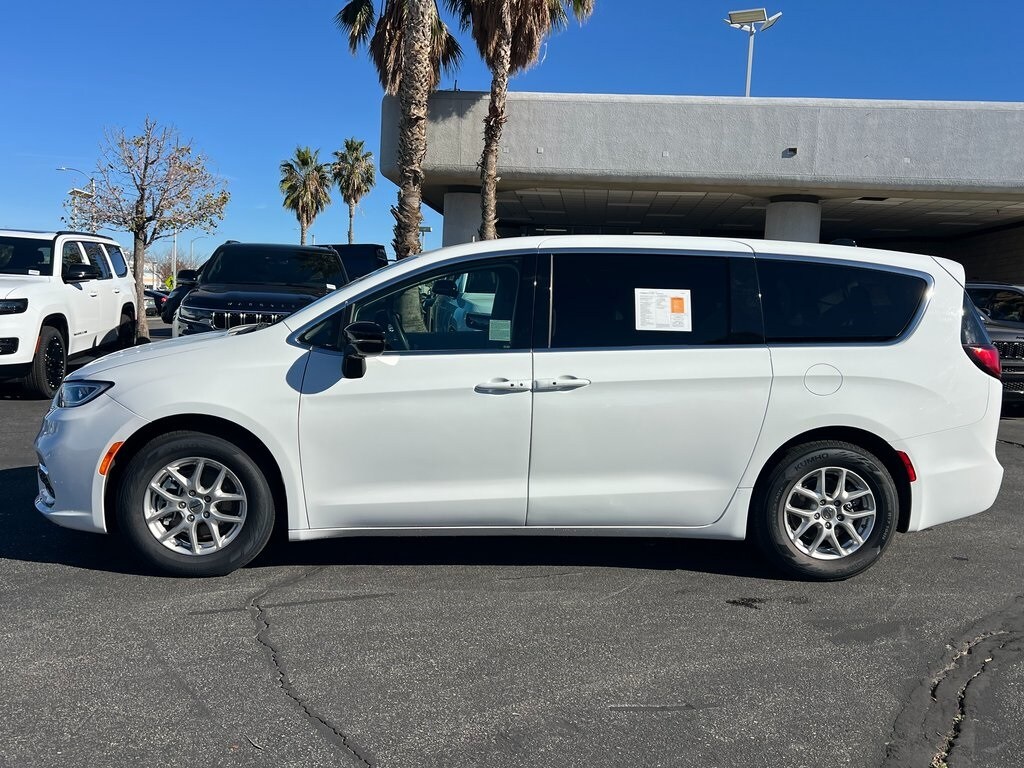 2024 Chrysler Pacifica Touring L photo 3