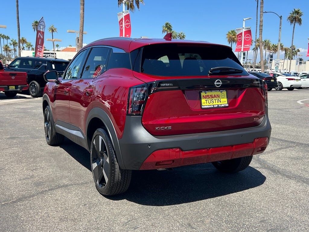2025 Nissan Kicks SR photo 2