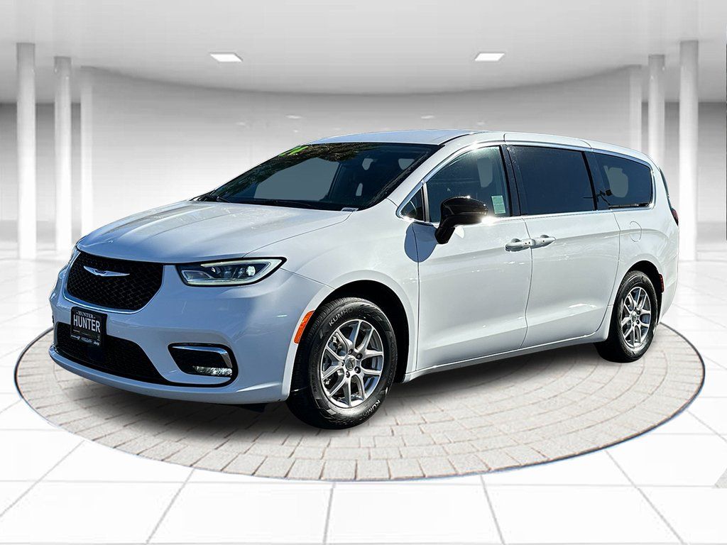 2024 Chrysler Pacifica Touring L's photo