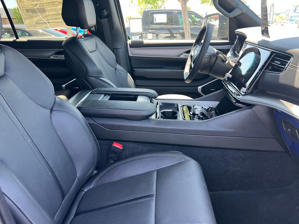 2025 Jeep Wagoneer L Series II - Photo 13