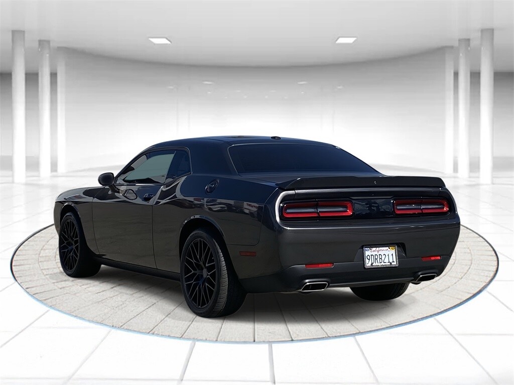 2022 Dodge Challenger SXT photo 2