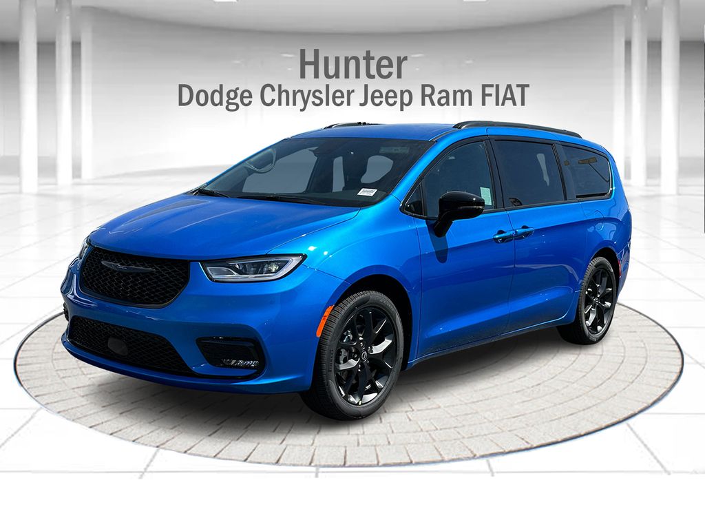 2026 Chrysler Pacifica Select's photo