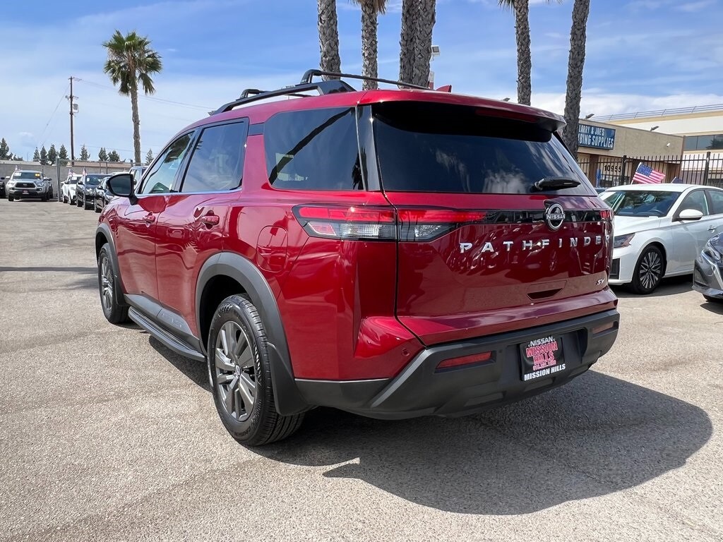 2022 Nissan Pathfinder SV photo 2