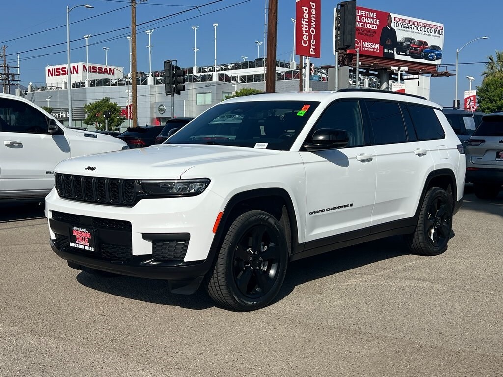 2023 Jeep Grand Cherokee Laredo Altitude photo 2