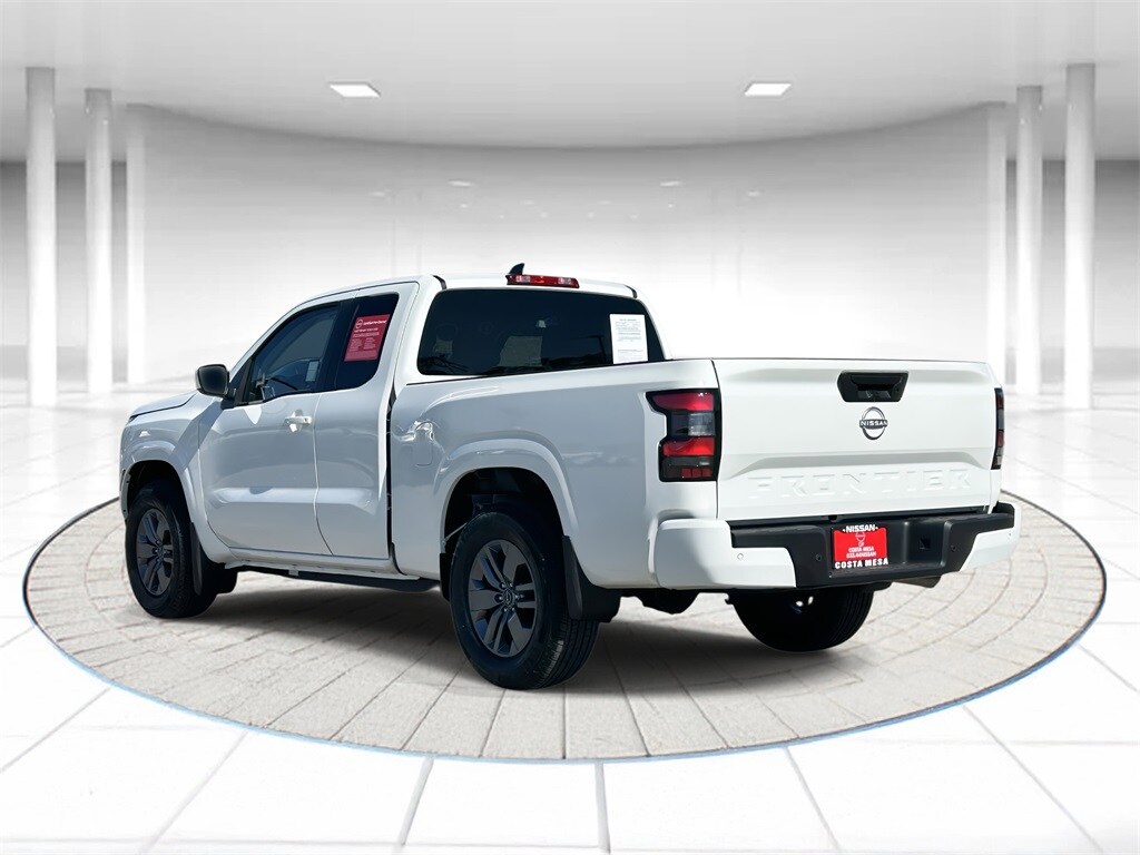 2025 Nissan Frontier SV photo 2