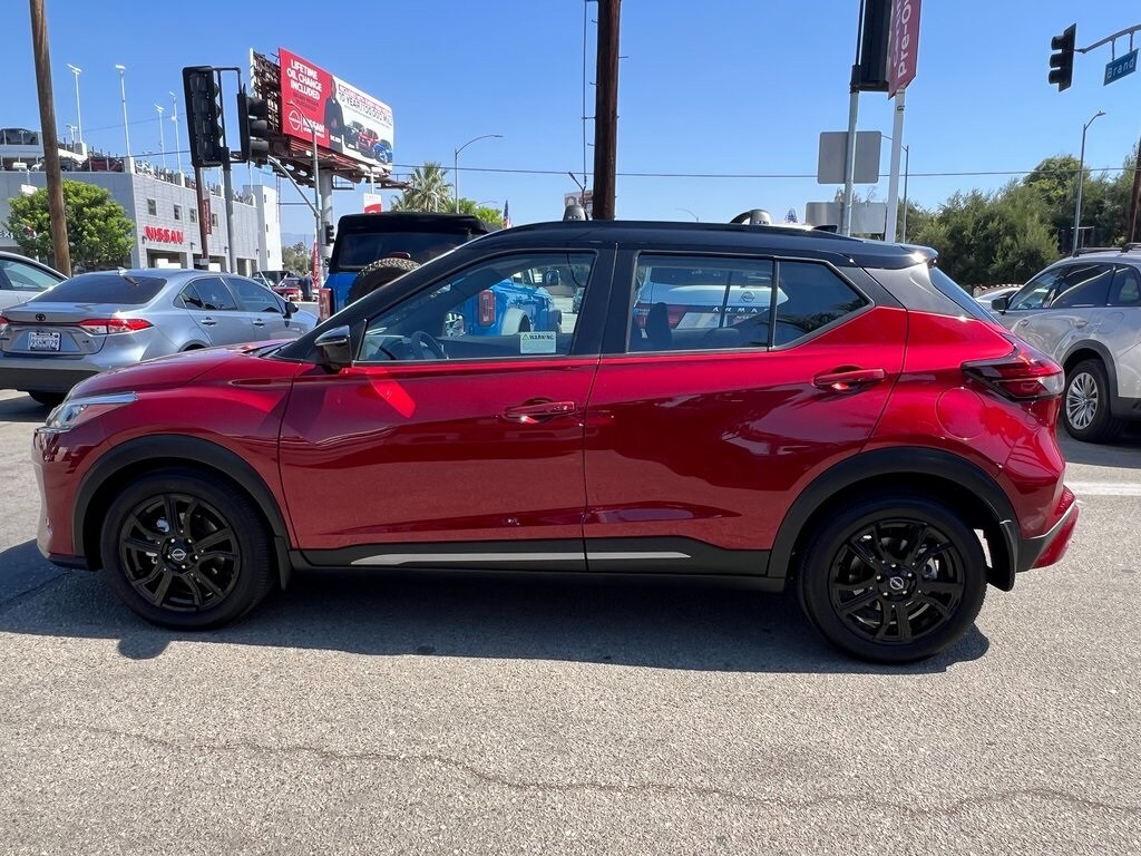 2023 Nissan Kicks SR photo 3