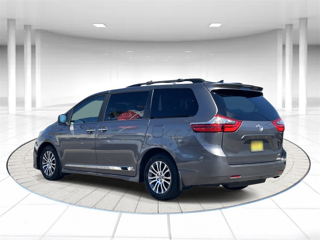 2020 Toyota Sienna XLE photo 2