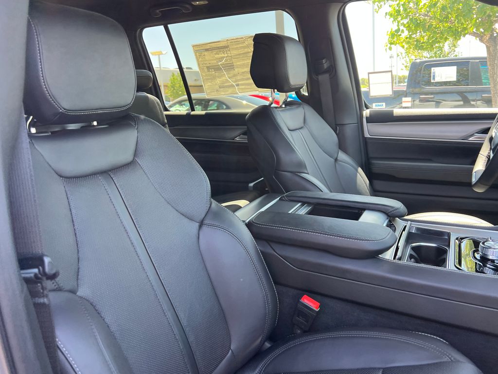 2025 Jeep Wagoneer L Series II - Photo 14