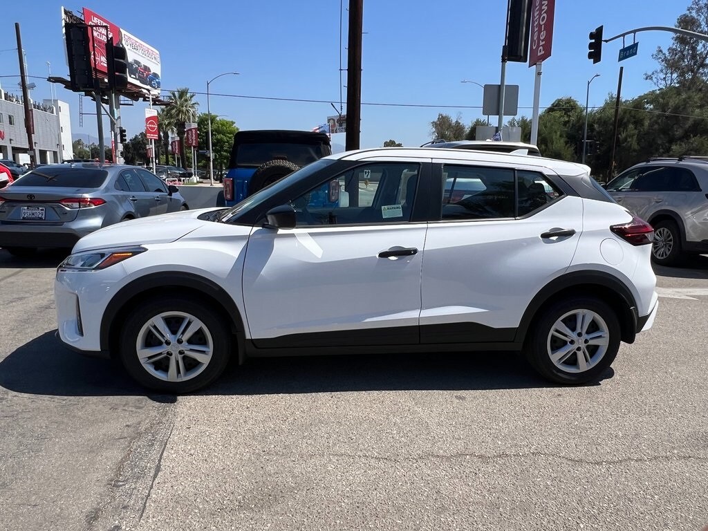 2025 Nissan Kicks Play S photo 2