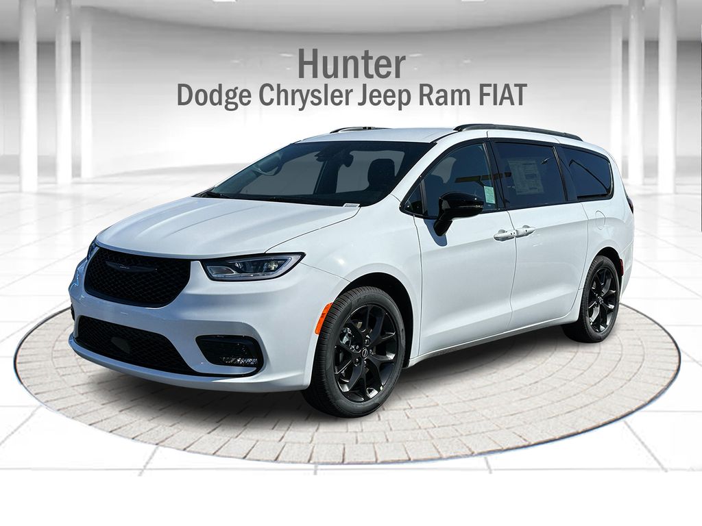 2026 Chrysler Pacifica Select's photo