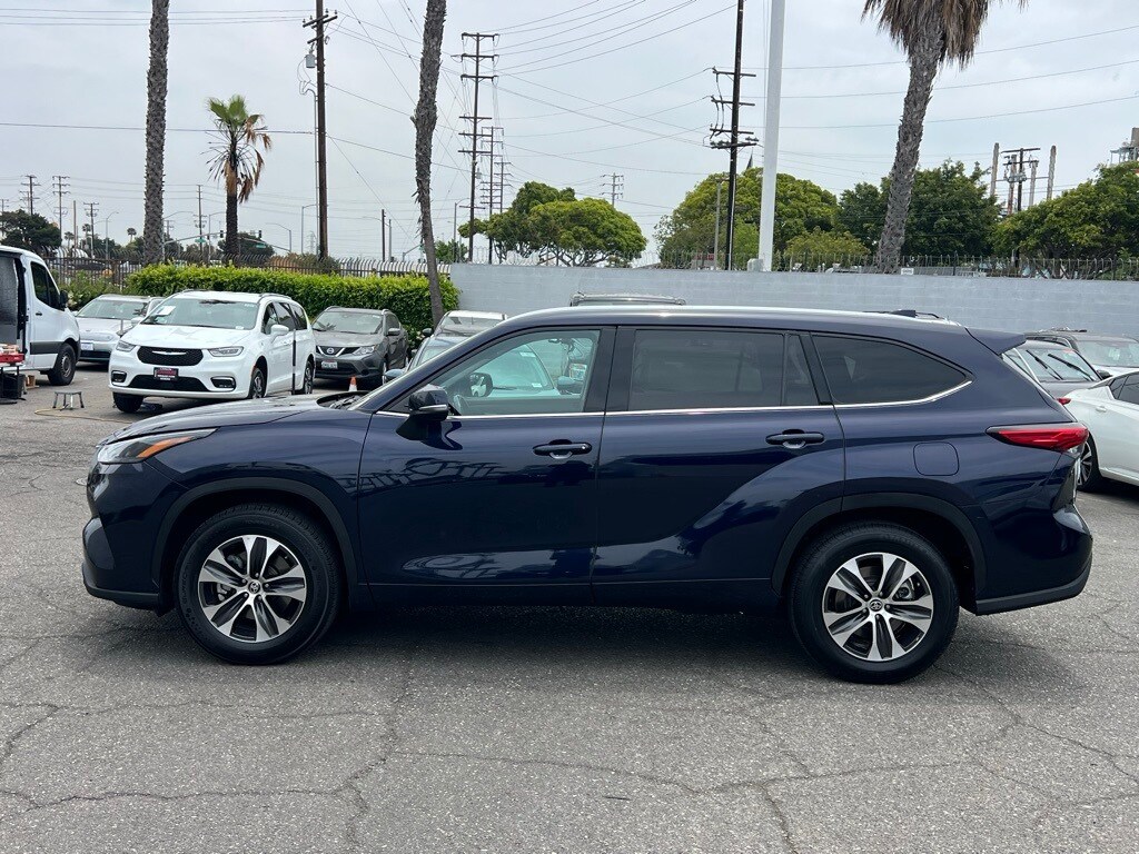 2022 Toyota Highlander XLE photo 2