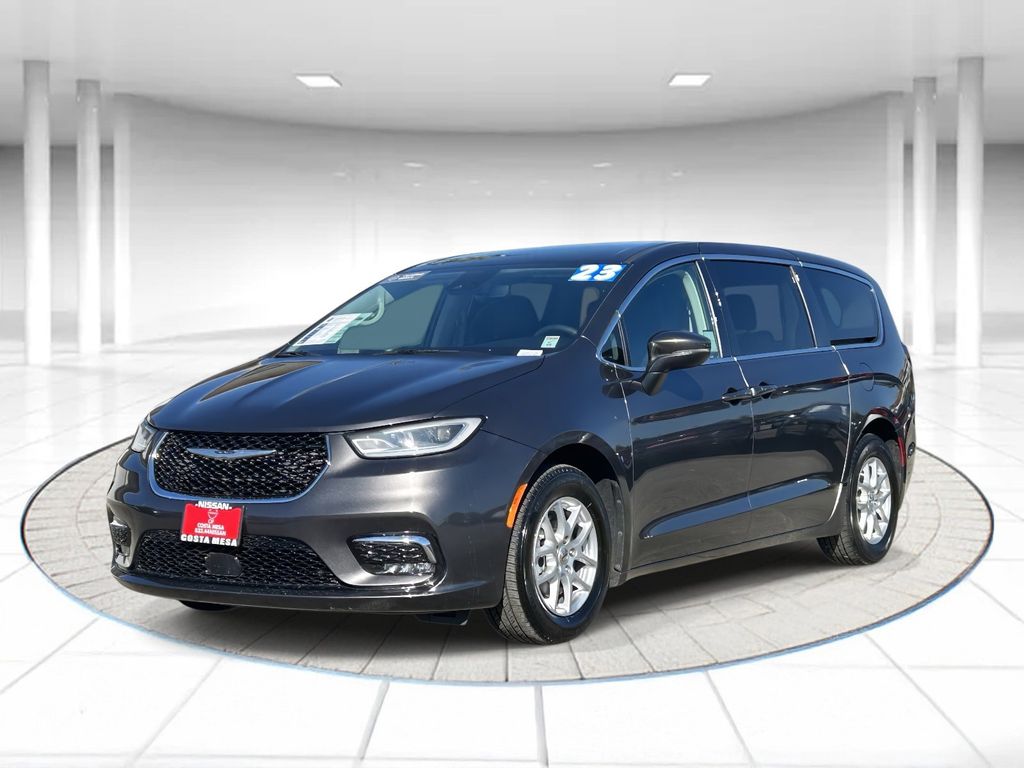 2023 Chrysler Pacifica Touring L's photo
