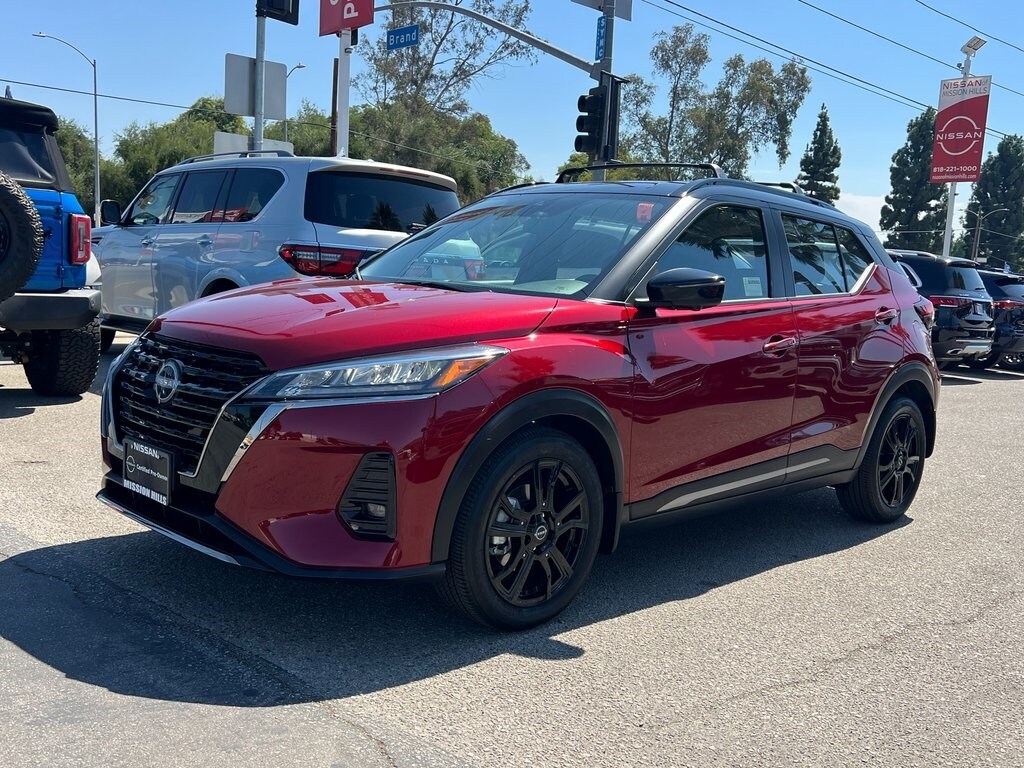 2023 Nissan Kicks SR photo 2