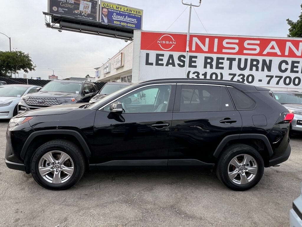 2022 Toyota RAV4 XLE photo 3