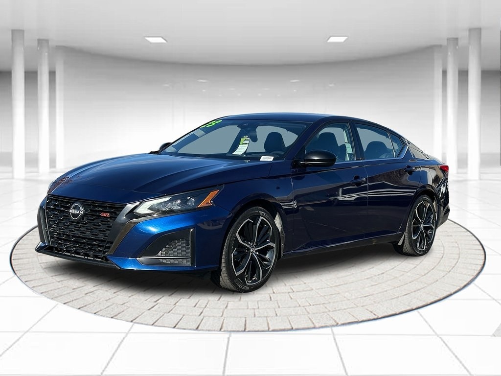 2023 Nissan Altima SR's photo