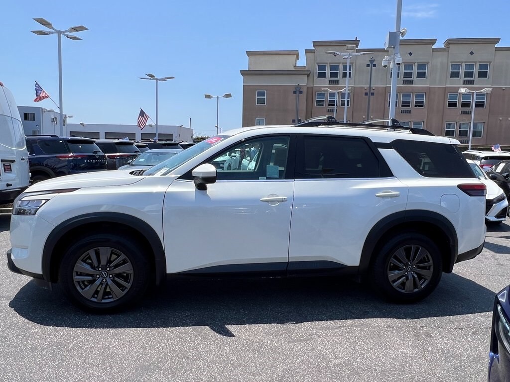 2022 Nissan Pathfinder SV photo 3