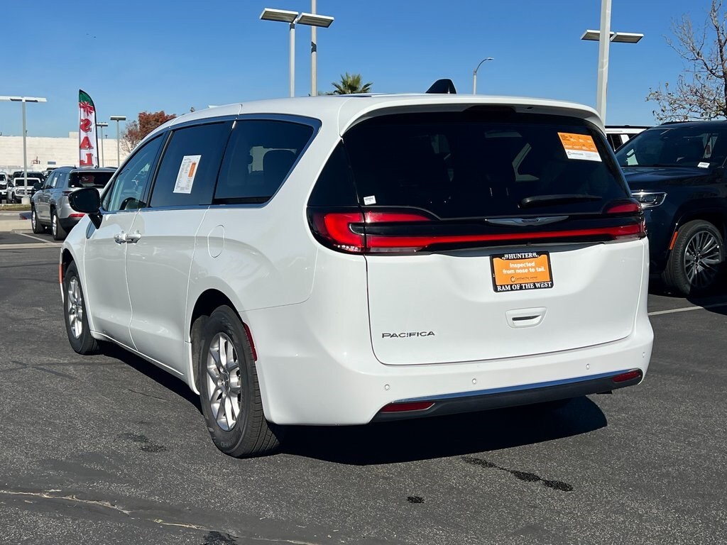 2024 Chrysler Pacifica Touring L photo 4