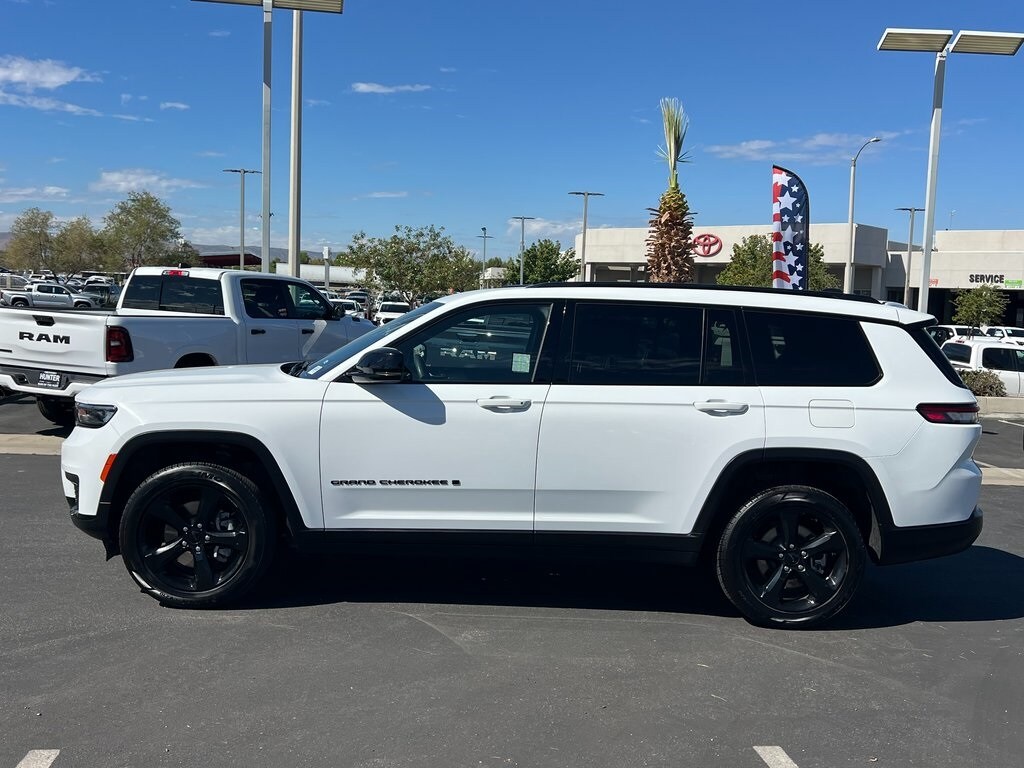 2023 Jeep Grand Cherokee Altitude photo 3