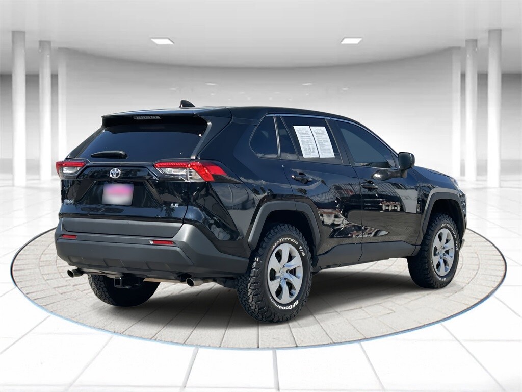 2022 Toyota RAV4 LE photo 4