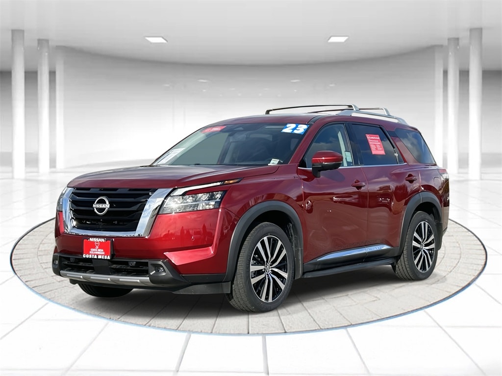 2023 Nissan Pathfinder Platinum's photo